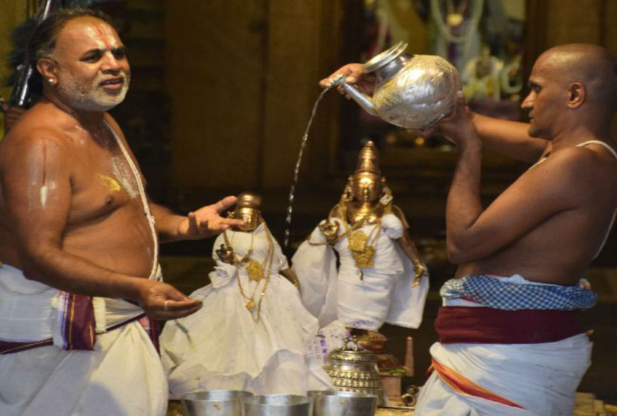 Abhishek with silver Kalash of Mango Ras of Lord Rangnath Temple