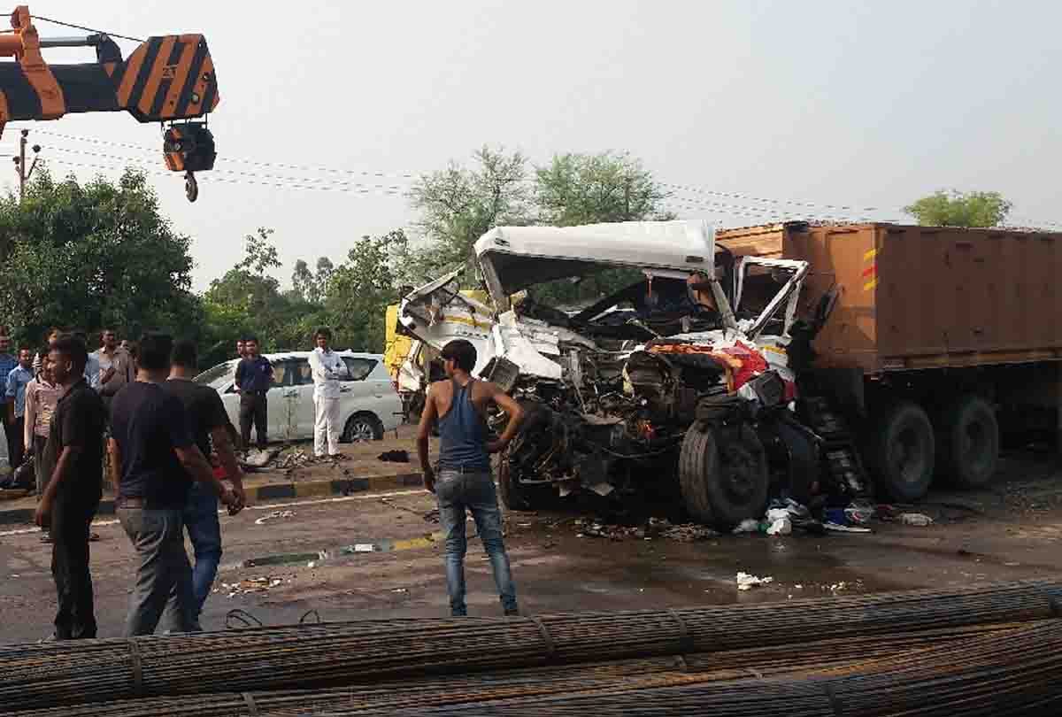 two truck accident on kanpur unnao highway six people injured