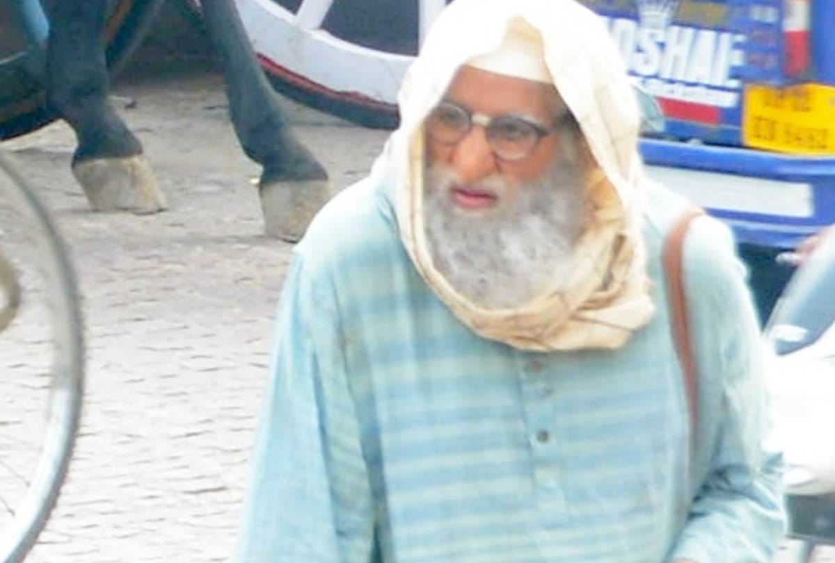When amitabh bacchan buys cerement from sports shop in old lucknow