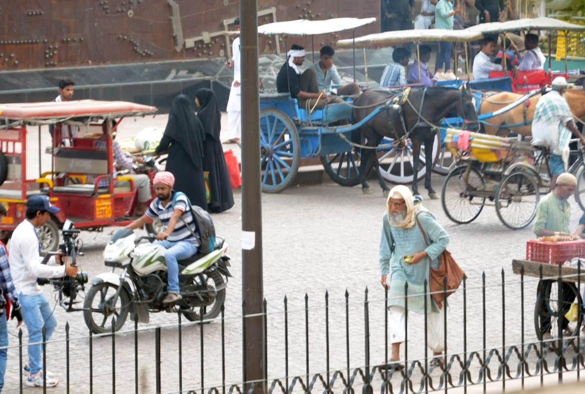When amitabh bacchan buys cerement from sports shop in old lucknow