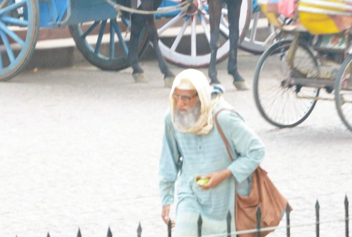 When amitabh bacchan buys cerement from sports shop in old lucknow