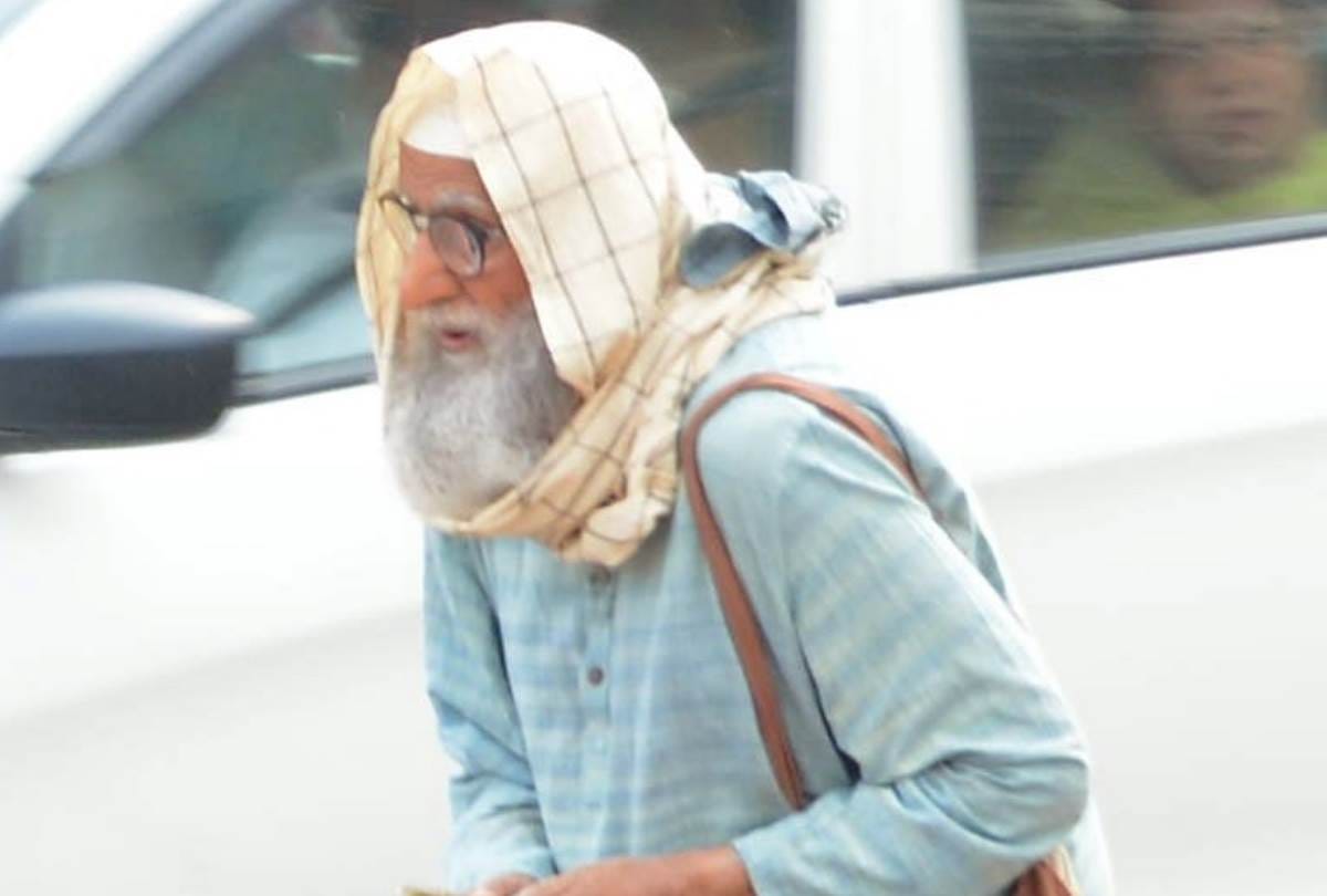 When amitabh bacchan buys cerement from sports shop in old lucknow