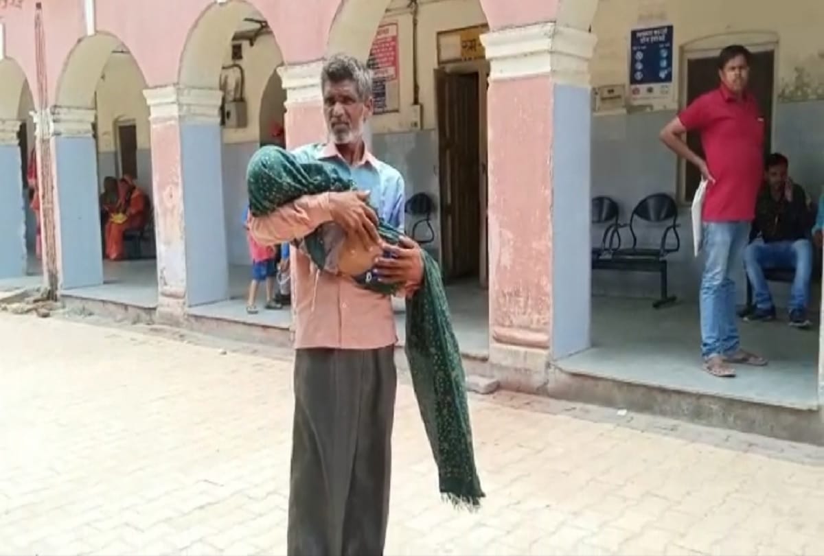 Father wandering with son dead body on his shoulder at Lakhimpur Kheri