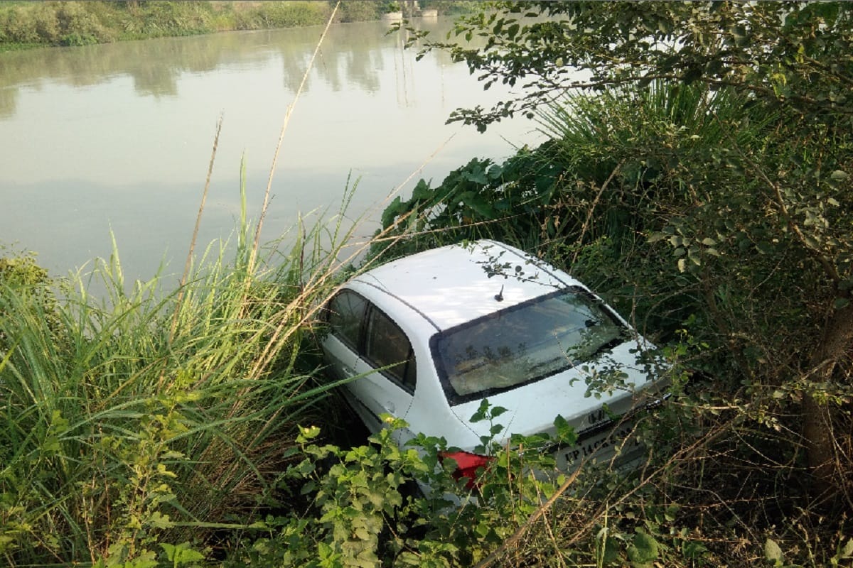 Car fall in gang nahar at muzaffarnagar and six peoples safe of muradnagar by police