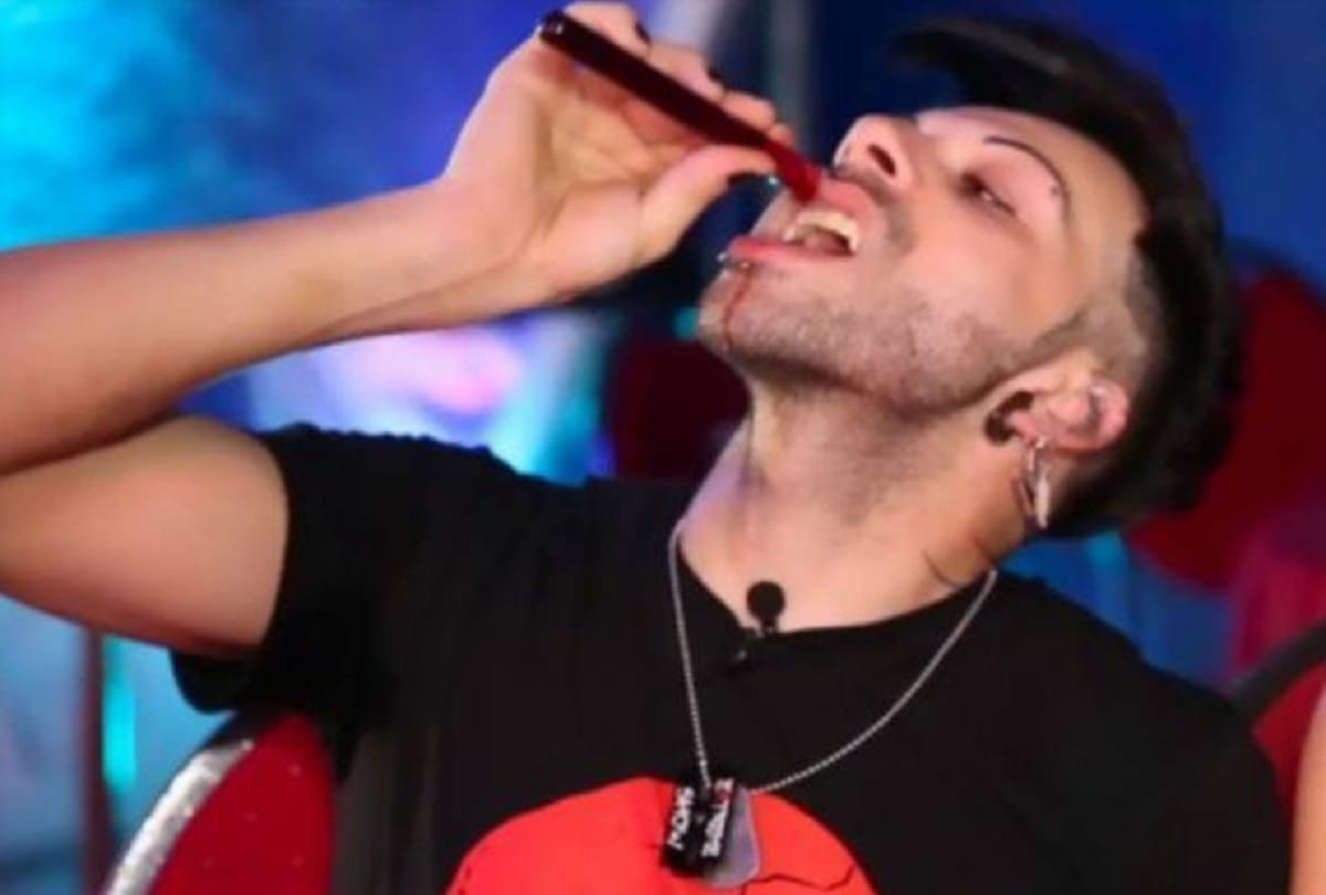 Italy Couple Drinks each others Blood to Show commitment