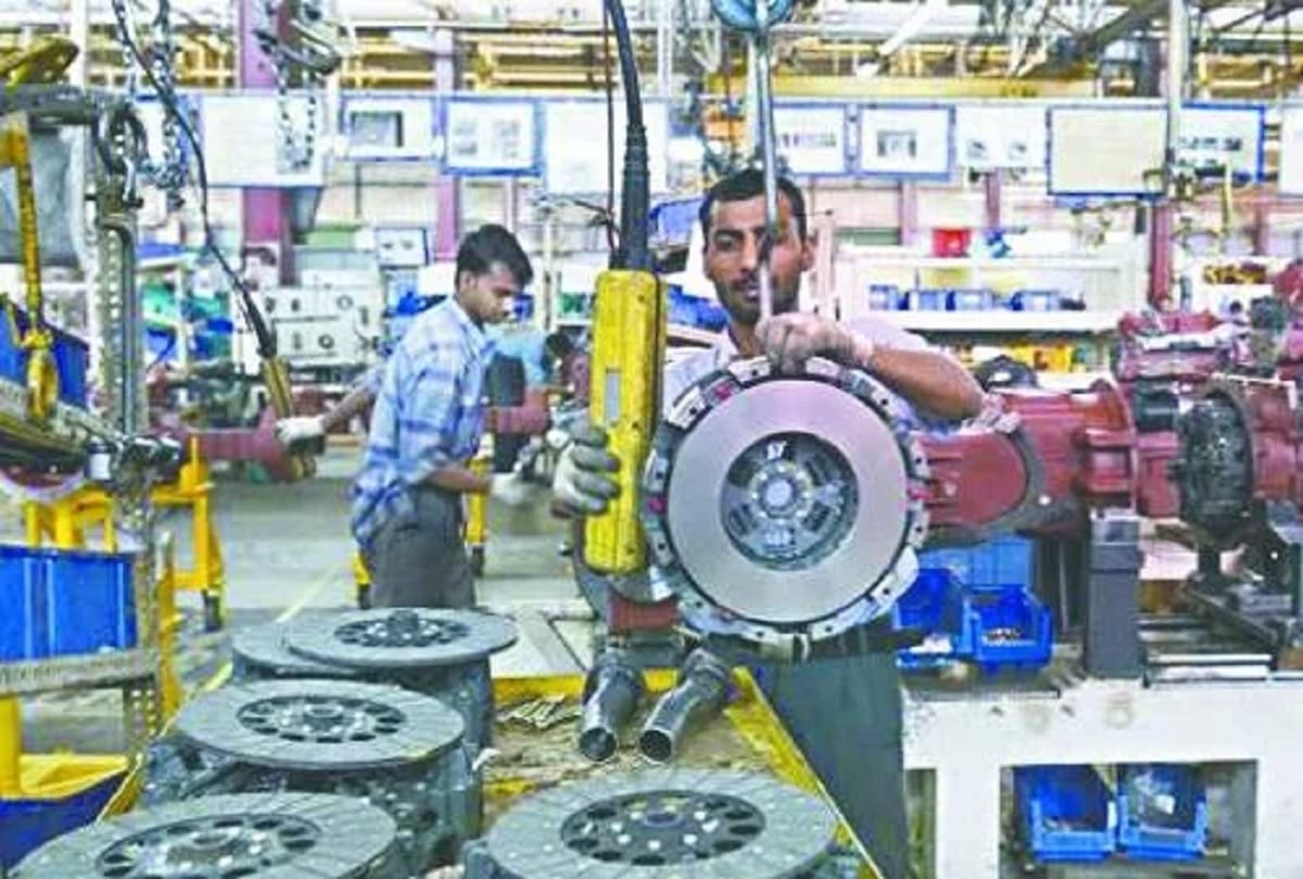 iip contracts by 4.3 percent as industrial output shrinks