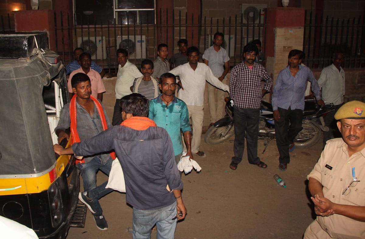 Deoria Girl body found in hotel room murder by give poison in varanasi