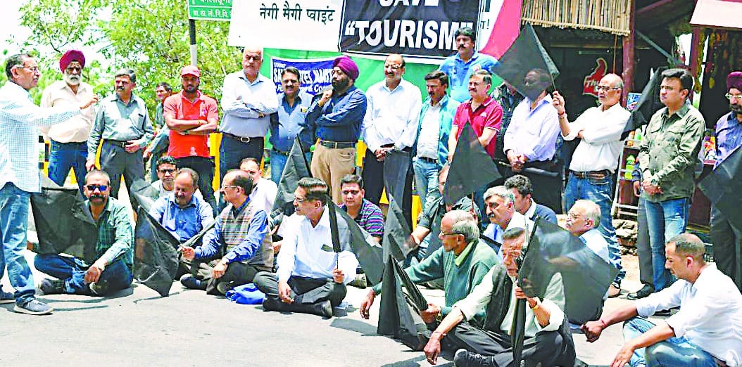 कारोबारियों ने दिया सड़क पर धरना