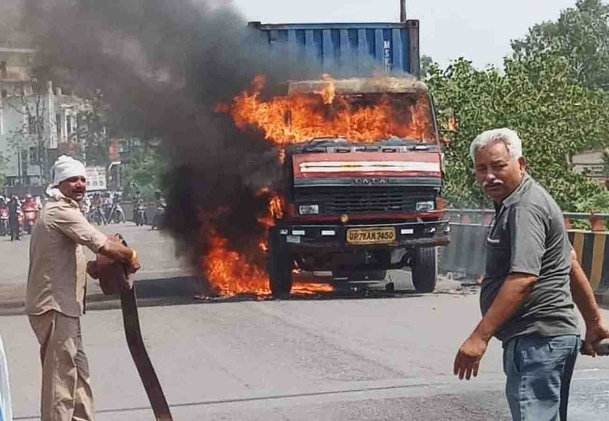 caught fire in truck container in kanpur