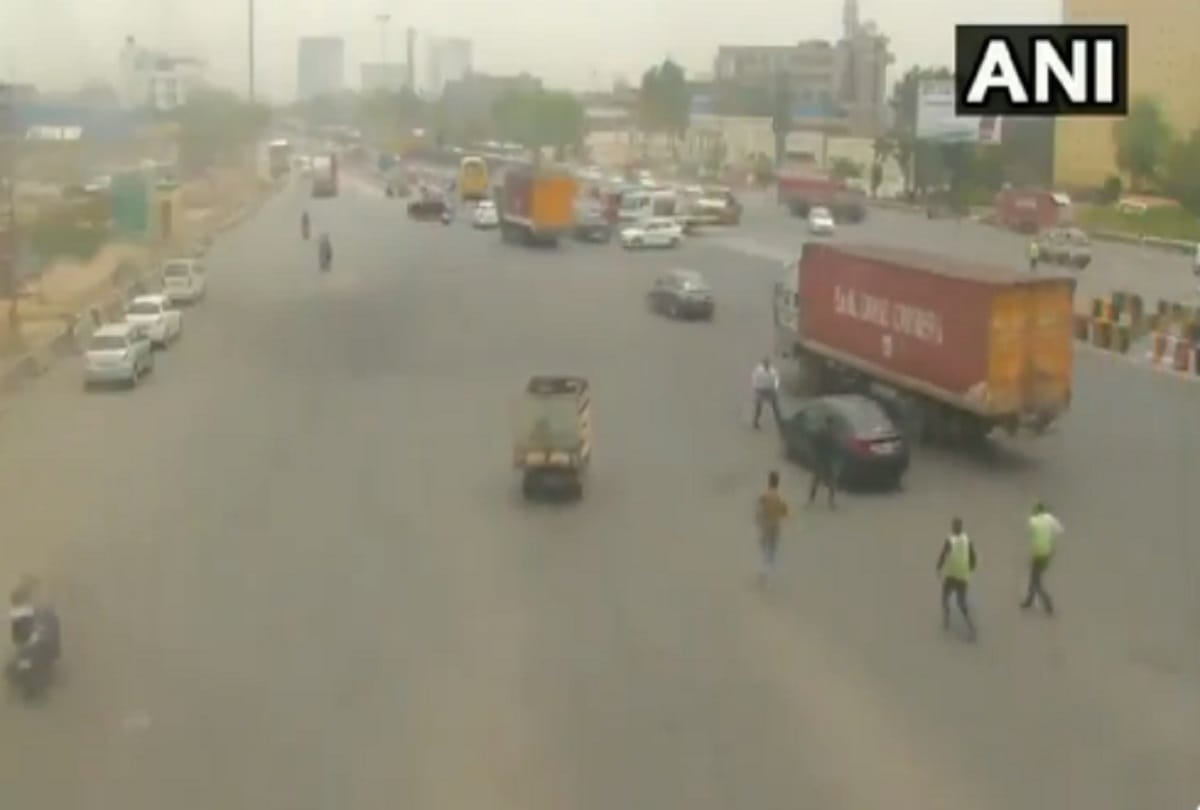 Gurugram Kherki Daula Toll Plaza employee carried on the bonnet of a speeding car