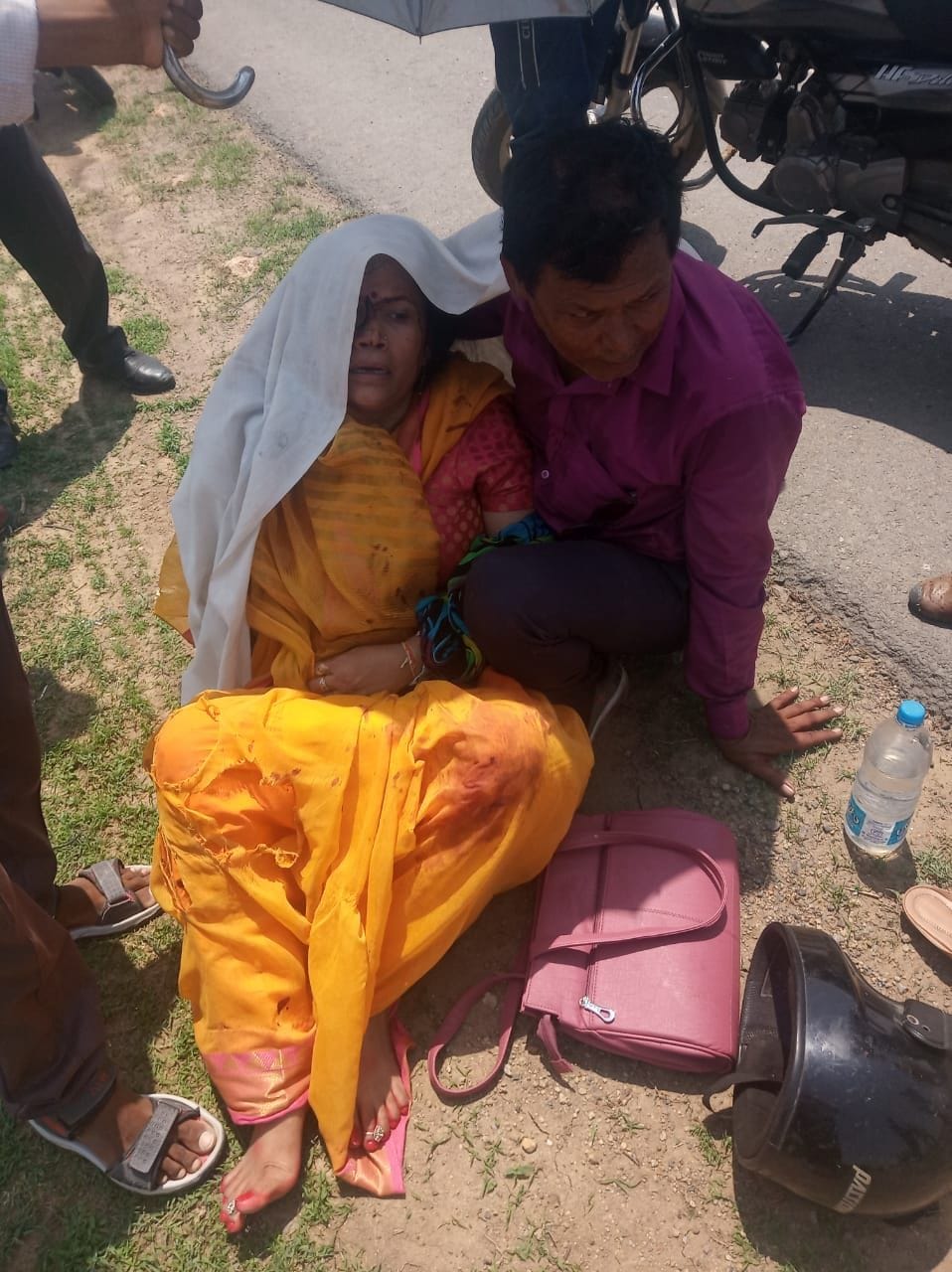 Wounded women falling from bike to save chains from robbers