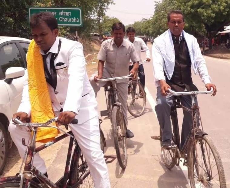 bridegroom goes from bycycle for dowry-free marriage