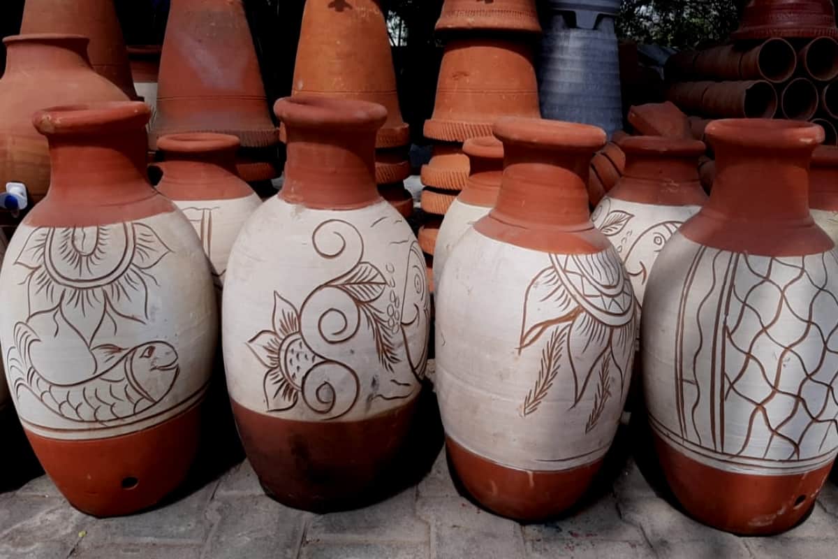 Vastu Tips Must keep an earthen pot or surahi in the house it may always fulfill you with wealth