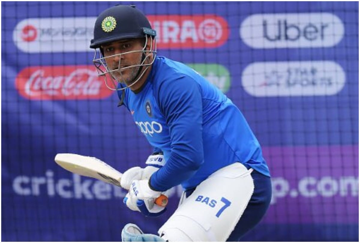 World Cup 2019: Ms Dhoni perfects sweep shot bhuvneshwar kumar bowls chief selector MSK prasad keeps