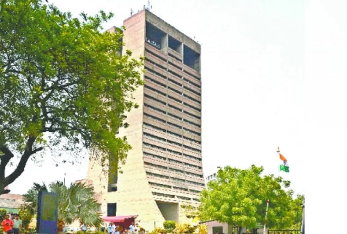 women committed suicide by jumping from 11 floor of ndmc palika kendra