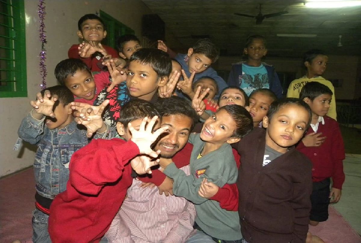pathikrit saha serves food to roadside children in kolkata