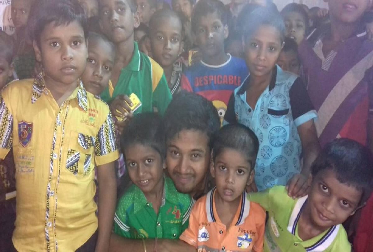 pathikrit saha serves food to roadside children in kolkata