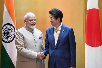 जापान के प्रधानमंत्री शिंजो आबे के साथ प्रधानमंत्री नरेंद्र मोदी