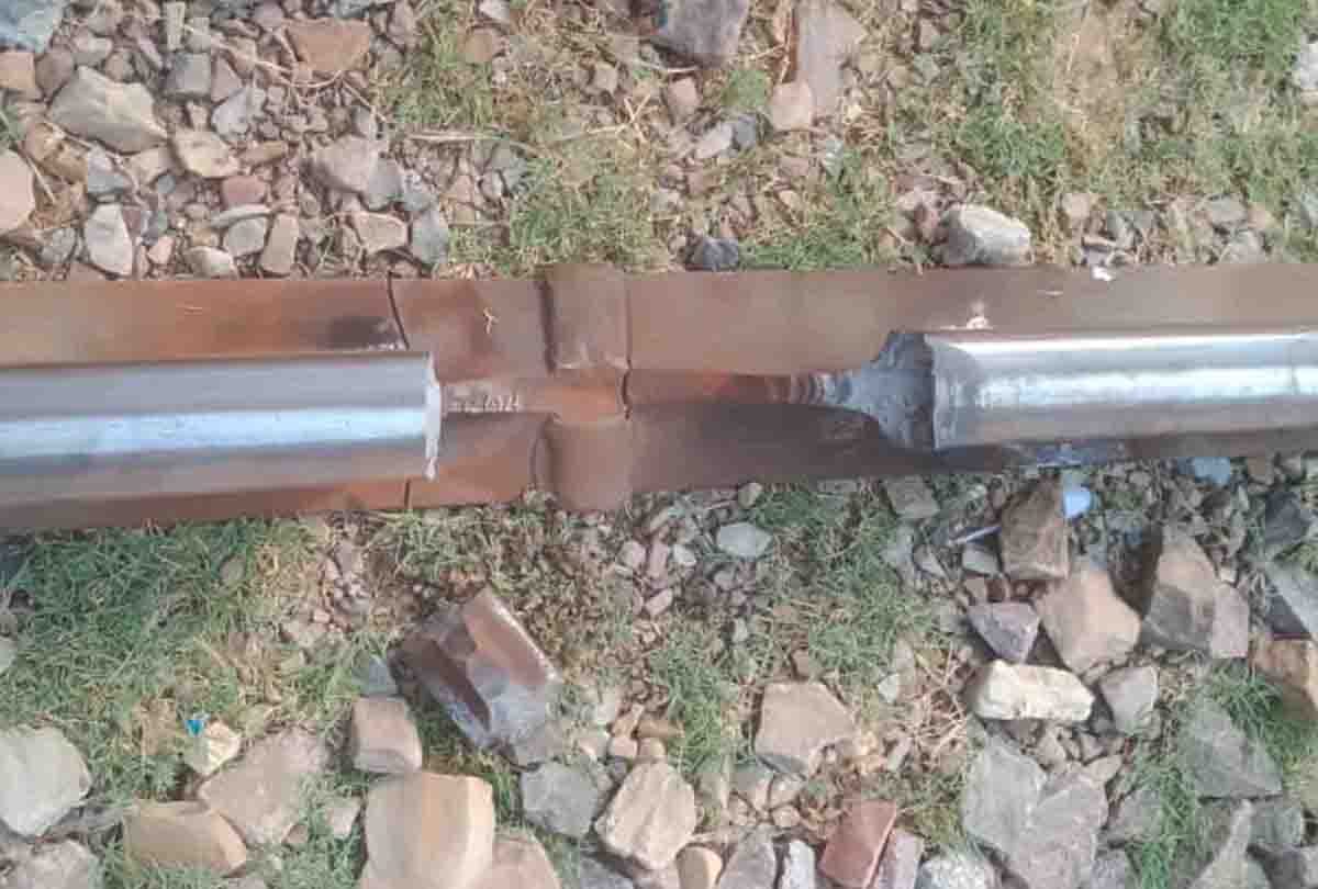 railway track broken on delhi howrah route