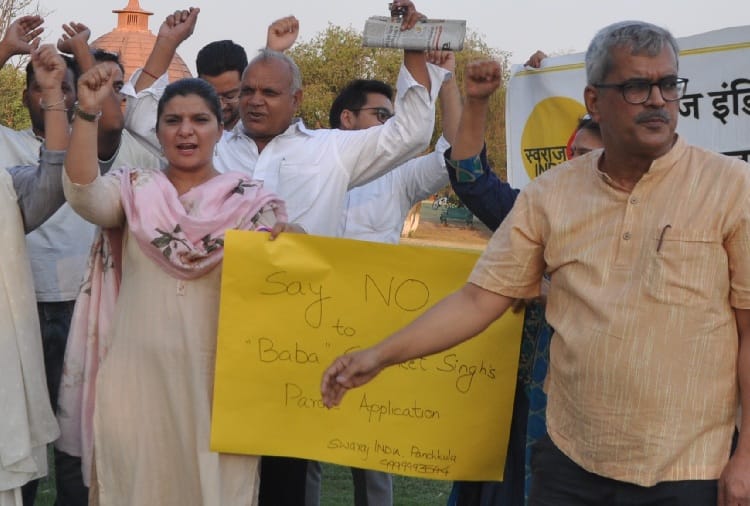 swaraj india and ramchander chhatrapati daughter shreyasi protest against parole to ram rahim