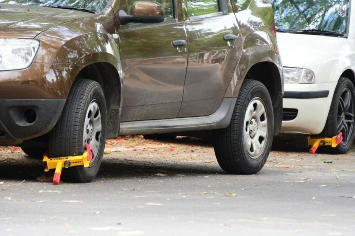 if you parked your car bike in no parking zone, noida traffic police will lock your vehicle wheels
