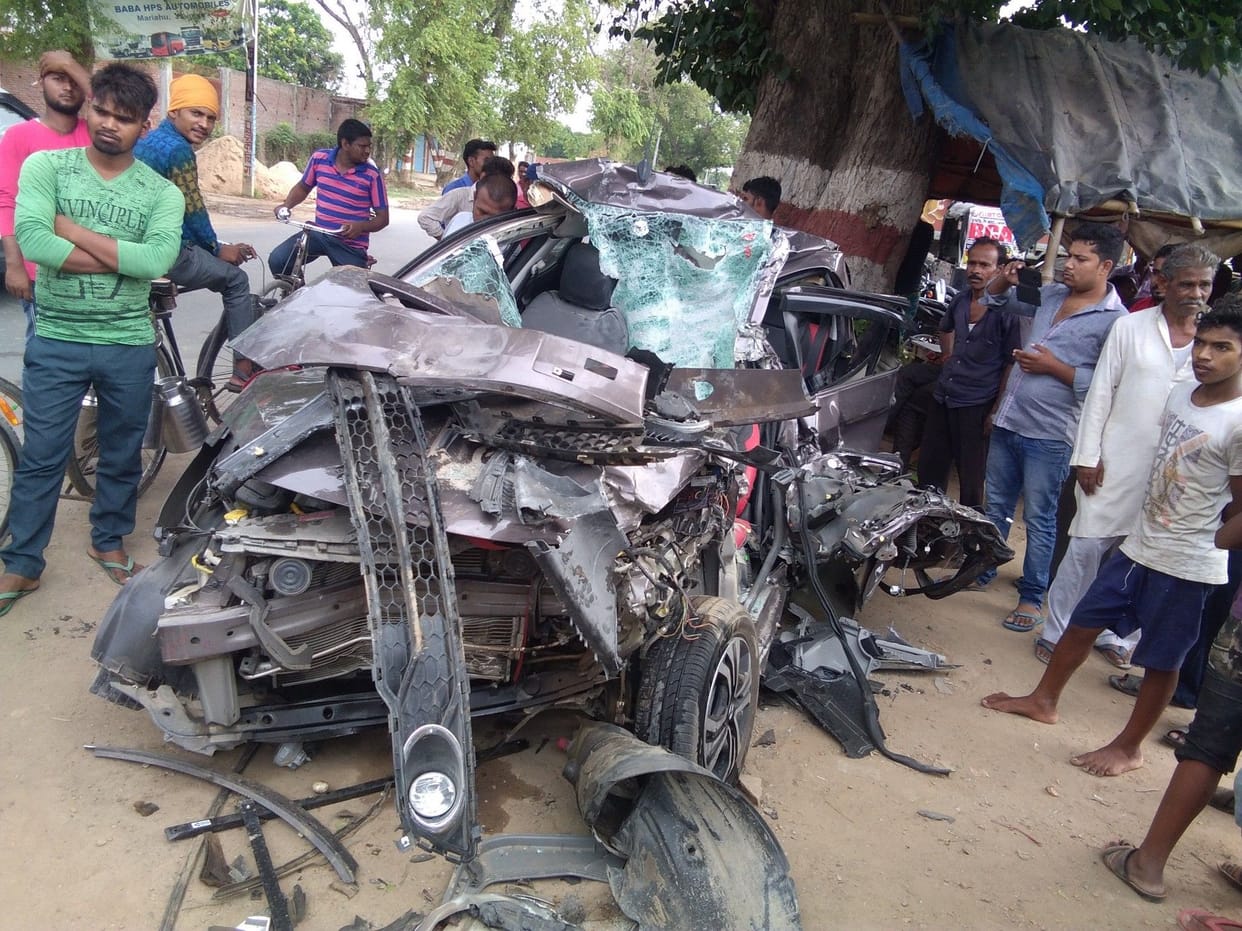 Three killed, including brother-in-law, burst into high speed car trucks.