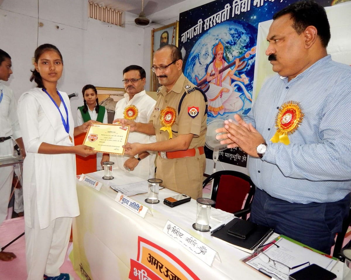 Amar ujala bhavishya jyoti samman meritorious students in ballia