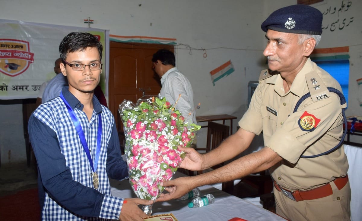 Amar ujala bhavishya jyoti samman meritorious students in jaunpur