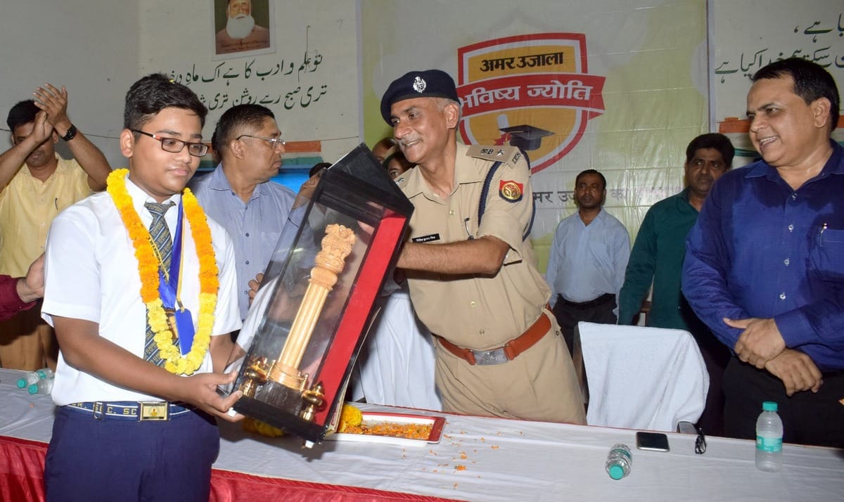 Amar ujala bhavishya jyoti samman meritorious students in jaunpur