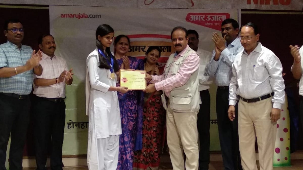 Amar ujala bhavishya jyoti samman meritorious students in mau