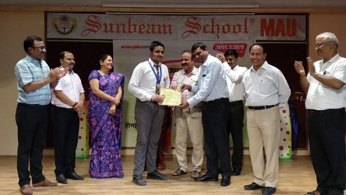 Amar ujala bhavishya jyoti samman meritorious students in mau