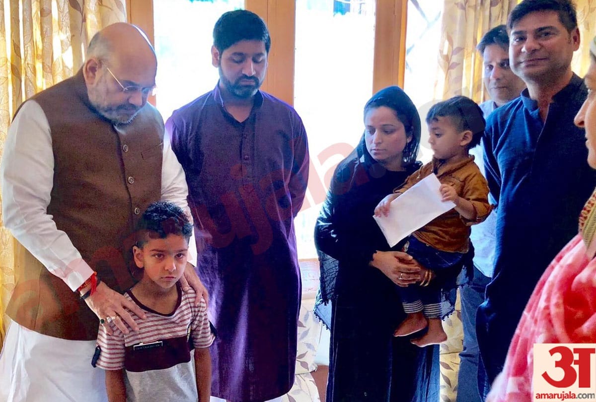 son of martyr had put his t-shirt on father name plate amit shah meet arshad khan family