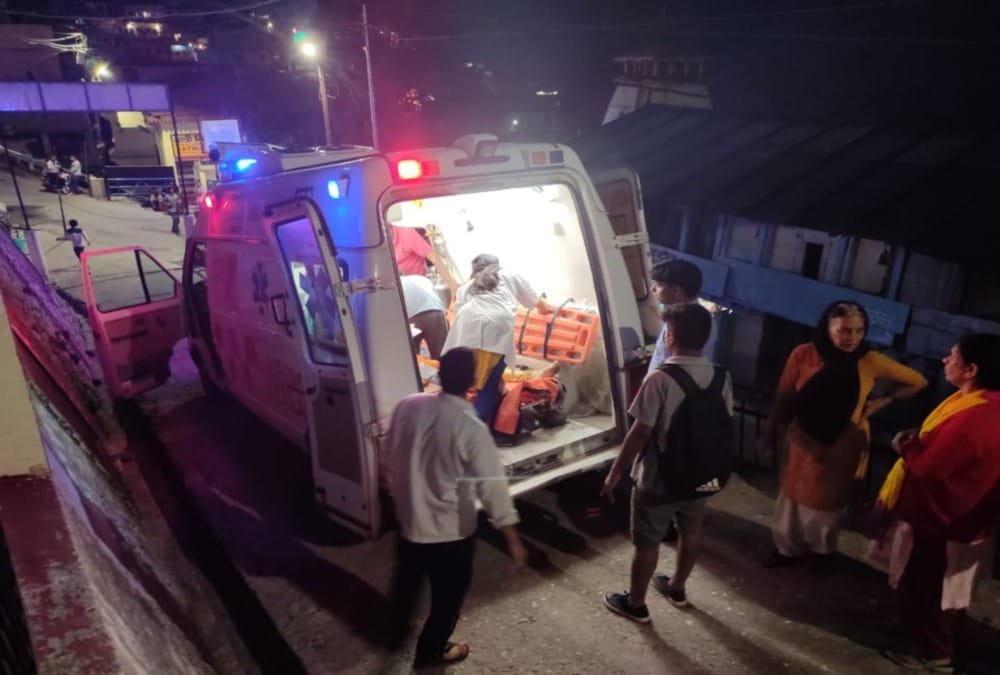 Two Big stone fall on running bus in badrinath Highway three passenger injured 