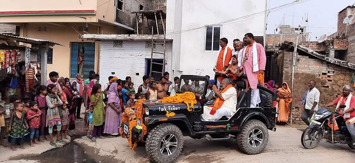 VIDEO : central minister giriraj singh using mahindra e2o electric car in india since 2017