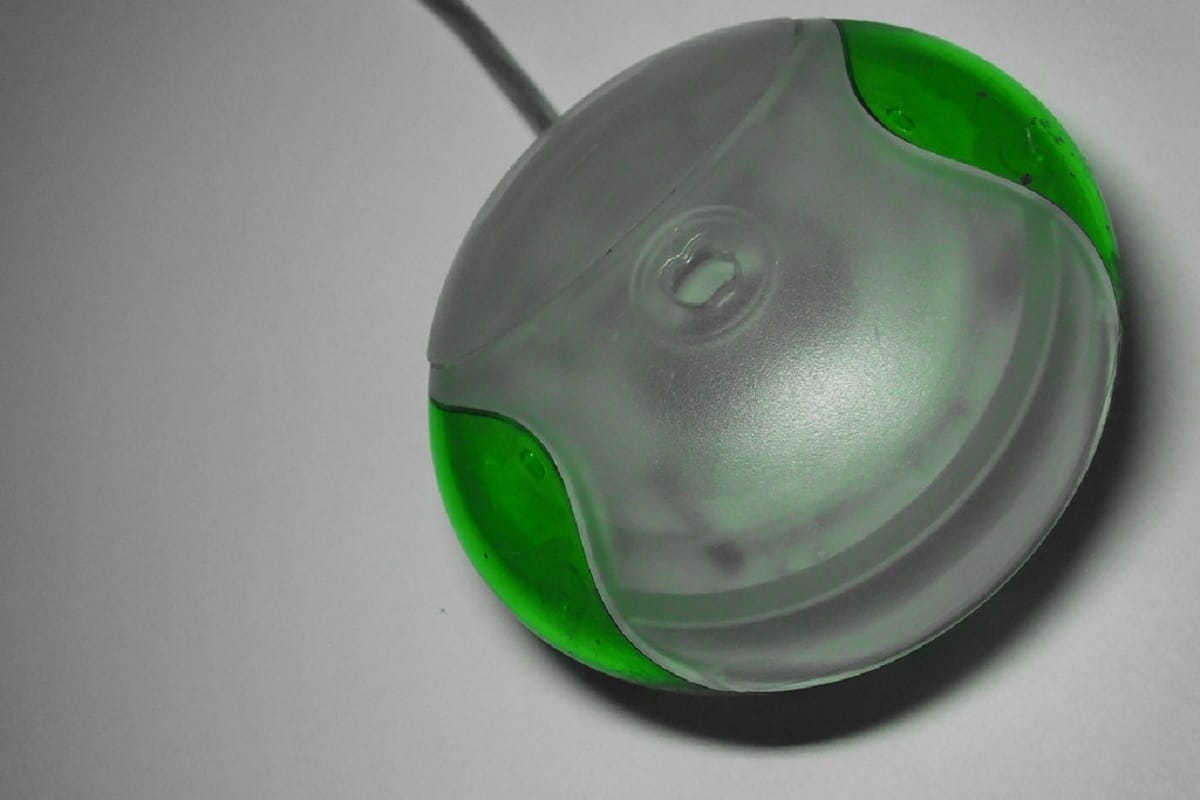 Hockey puck mouse jony ive