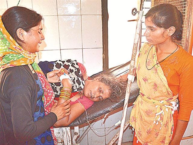 Car, half dozen injured in moving tempo