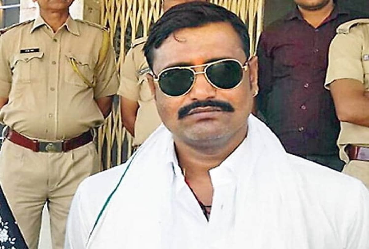 Rajasthan: Dacoit Jagan Gurjar surrenders before the Superintendent of Police Dholpur