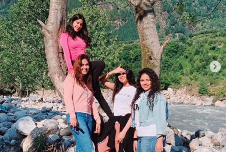 janhvi kapoor enjoy with khushi kapoor