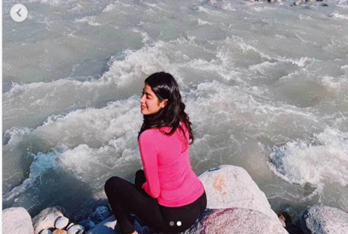 little fans write a letter to janhvi kapoor during Roohi Afza in Manali