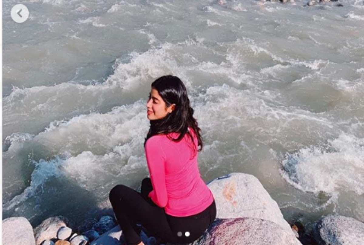 little fans write a letter to janhvi kapoor during Roohi Afza in Manali
