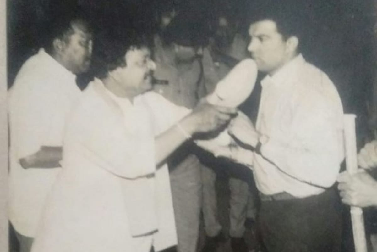 Kailash Vijayvargiya old picture is going viral in which he showed shoe to police officer