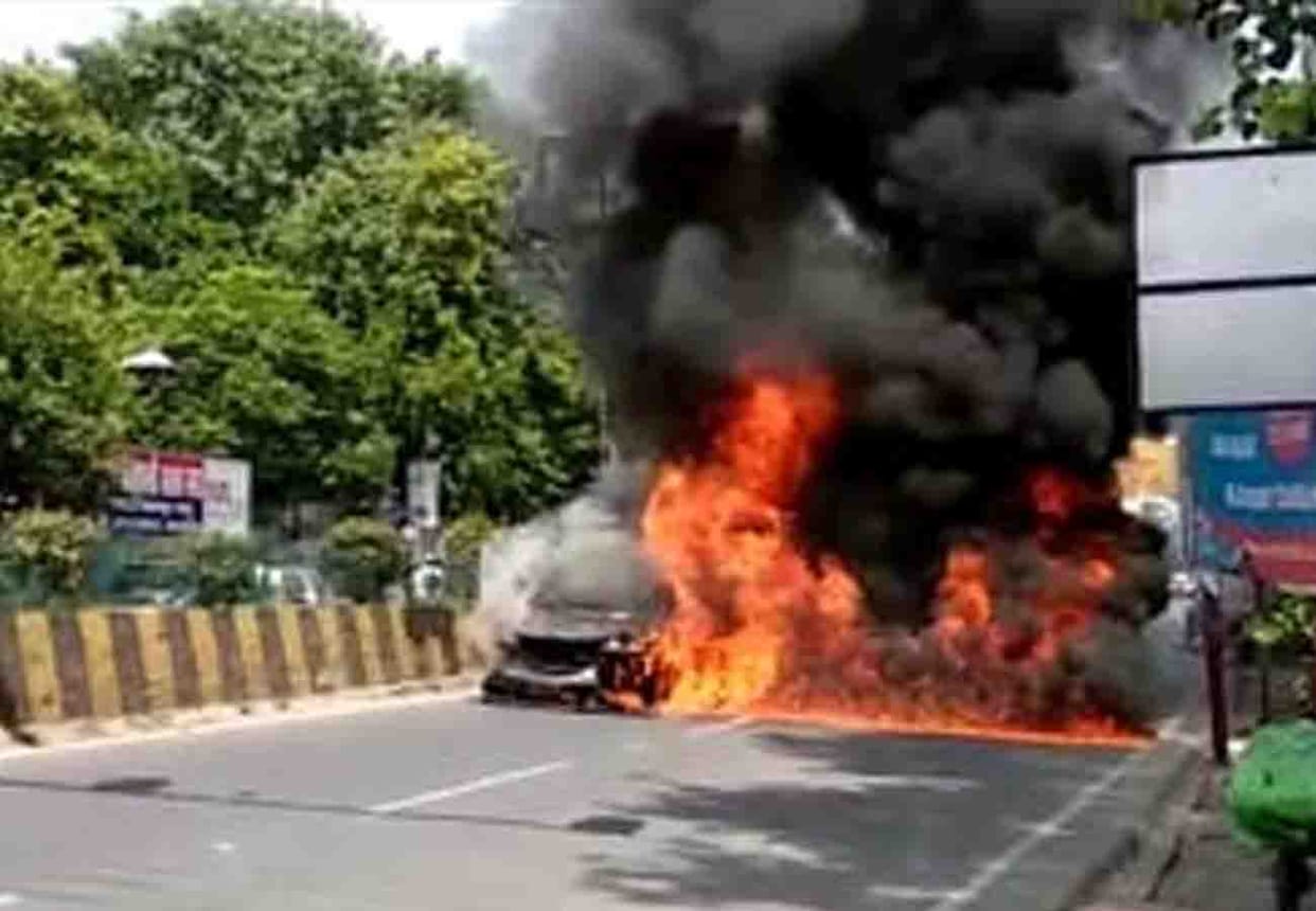 car catches Fire in Kanpur