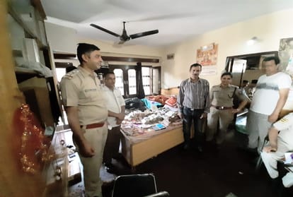 eight lakhs cash and charas seized during police raid in house at kullu