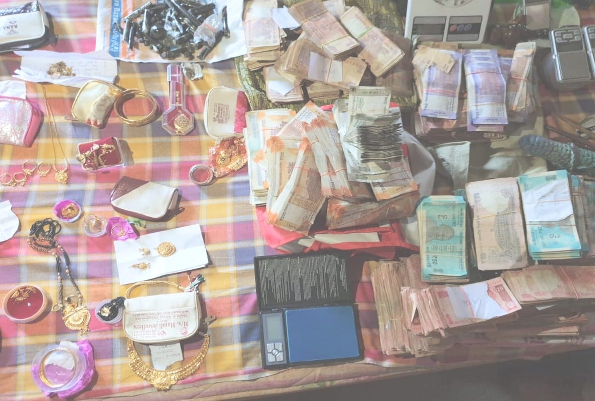 eight lakhs cash and charas seized during police raid in house at kullu