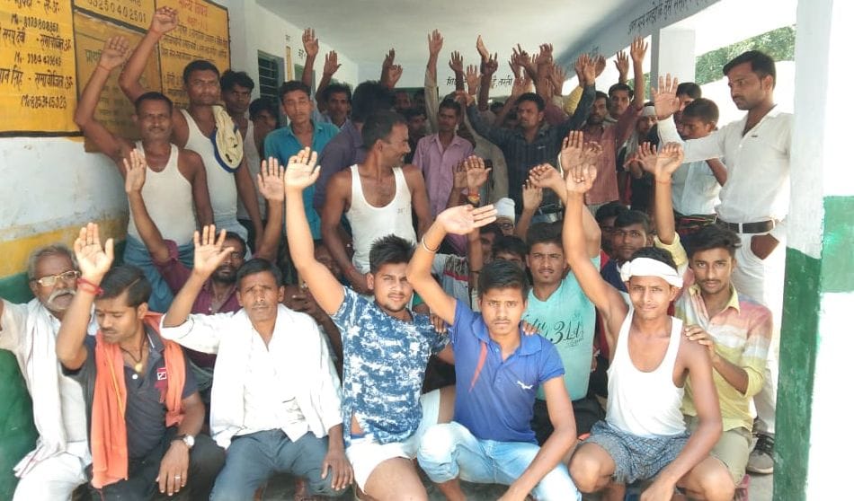 farmer protest in meeting, chakbandi officer  run away