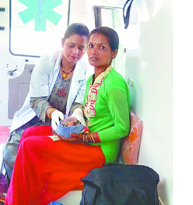 Woman in ambulance Born baby