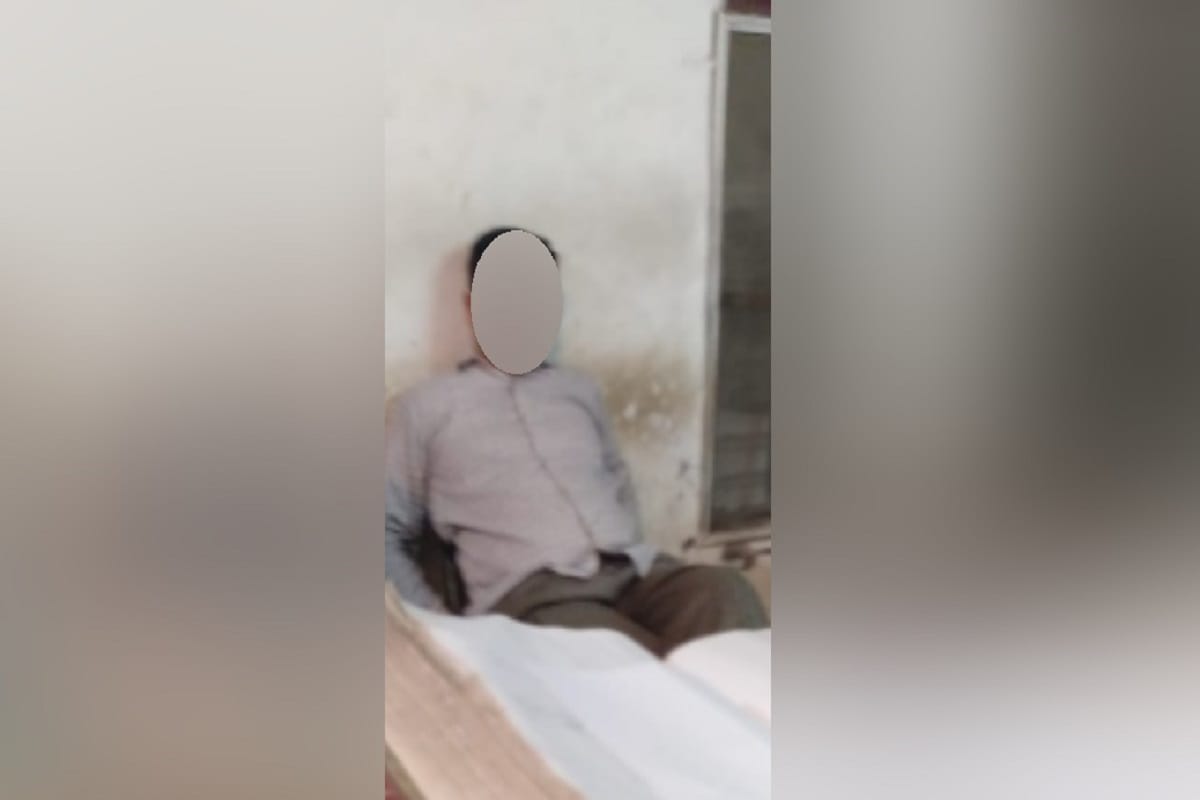 Wife caught husband manager in an abusive condition with girlfriend