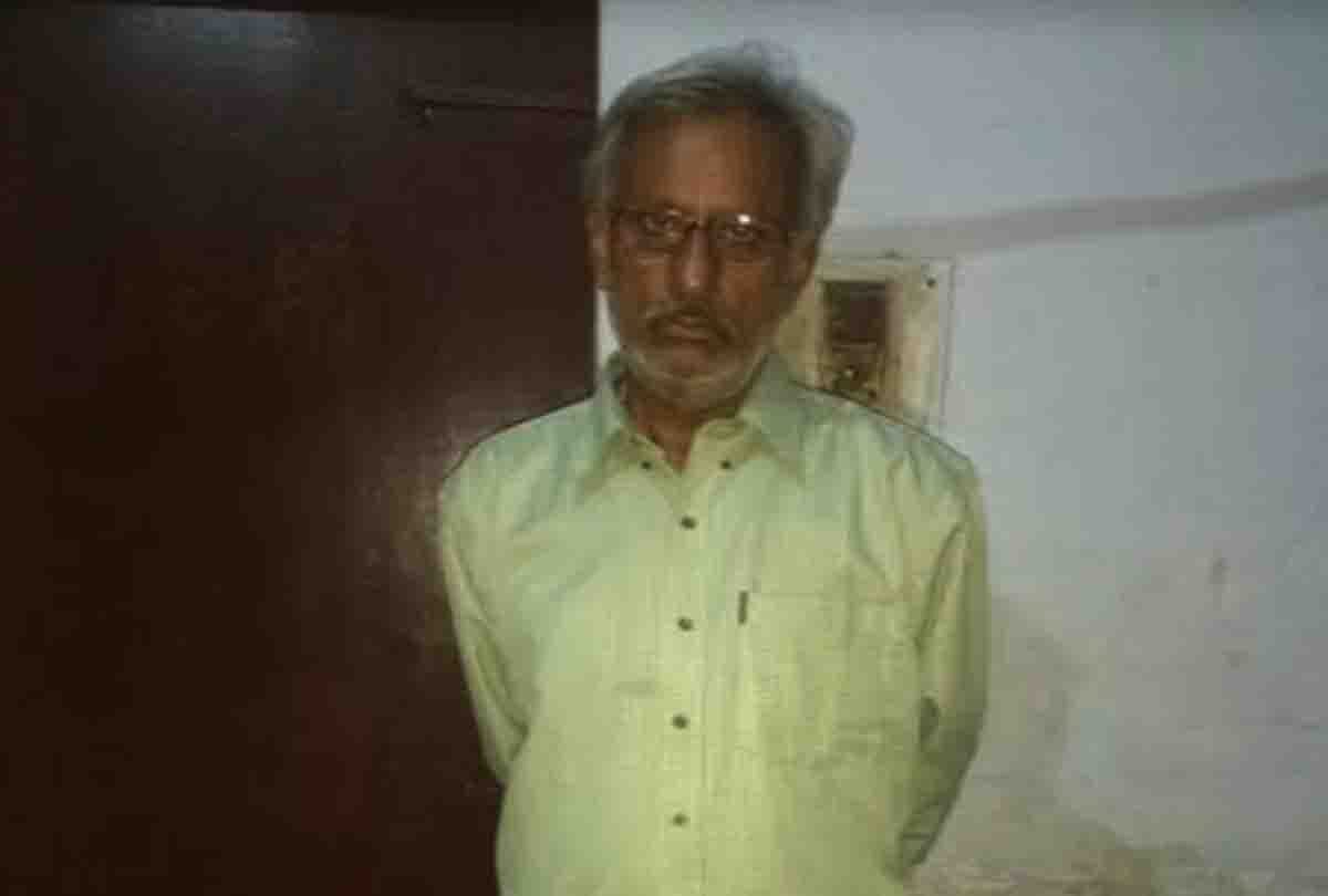 anti corruption team caught a retired person from kanpur