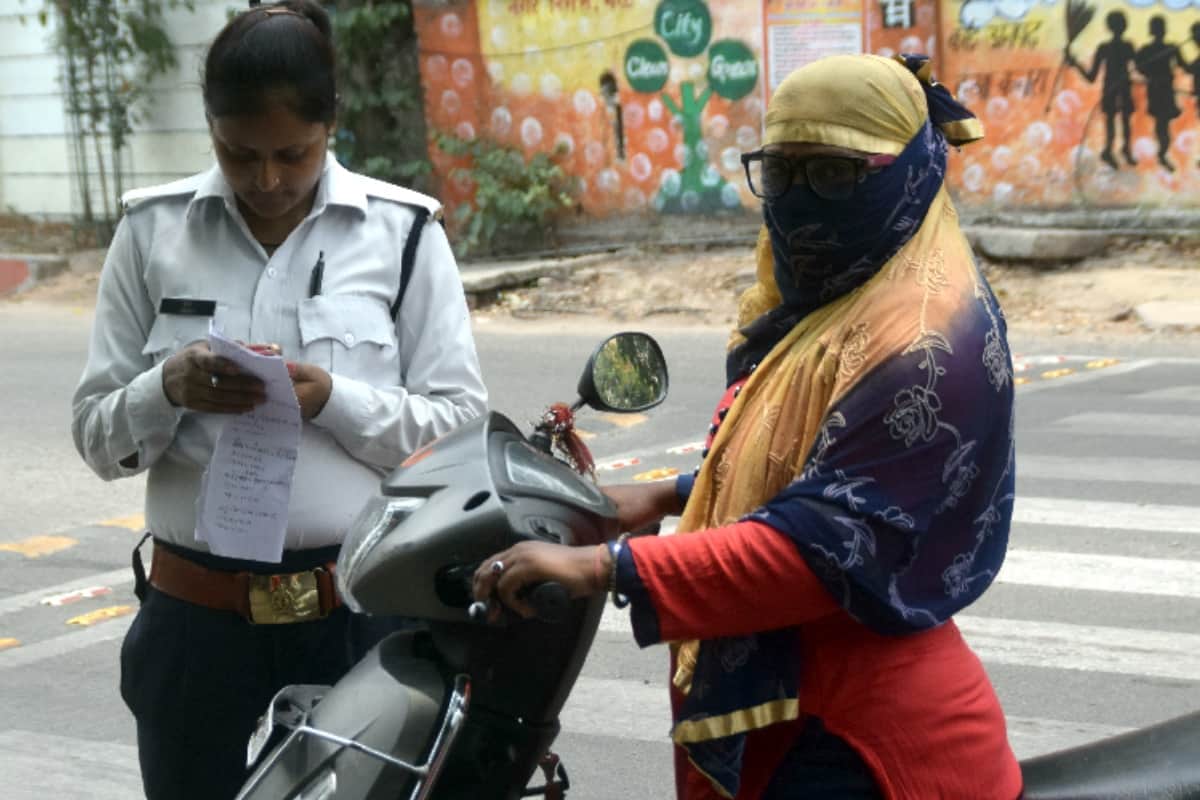 Meerut police making challan for not wearing helmet