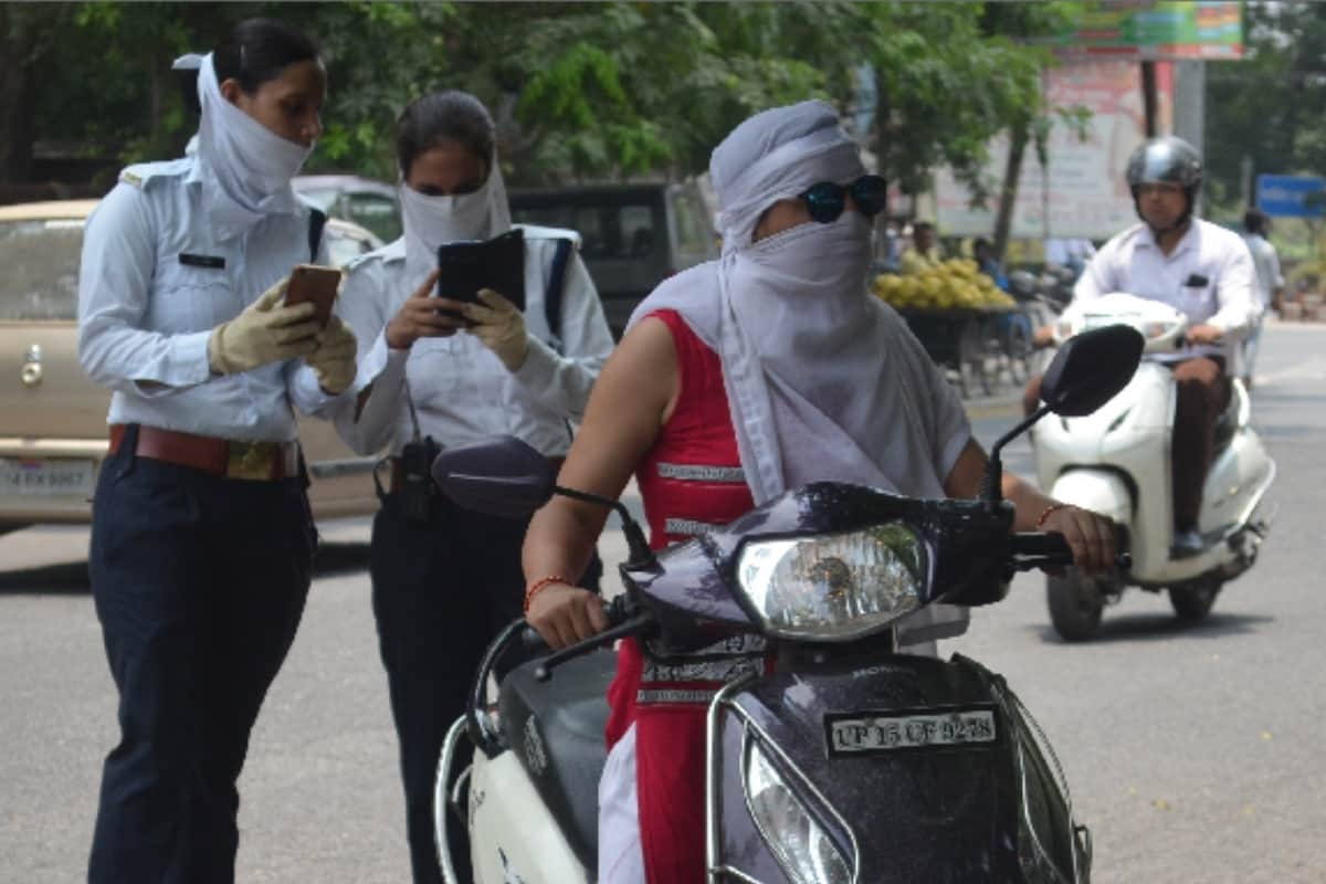 Meerut police making challan for not wearing helmet